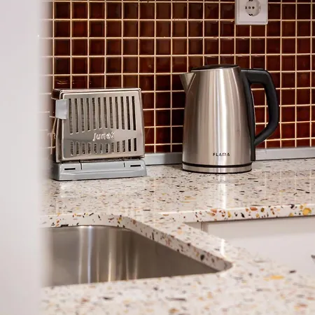 Coastal 2br Near Metro With Ac By Lovelystay Apartman *